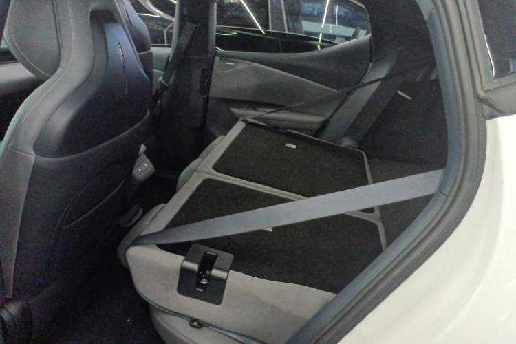 Used Lynk & Co Z20 2025 530 km Range Rear-Wheel Drive Max Left Rear Seat