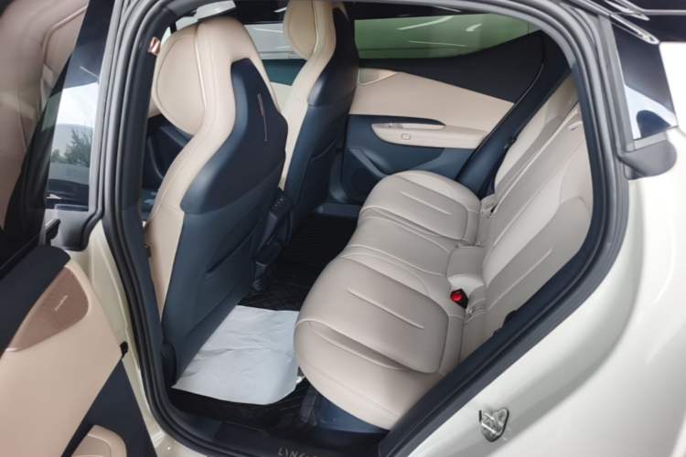 Used Lynk & Co Z20 2025 530 km Range Rear-Wheel Drive Pro Left Rear Seat
