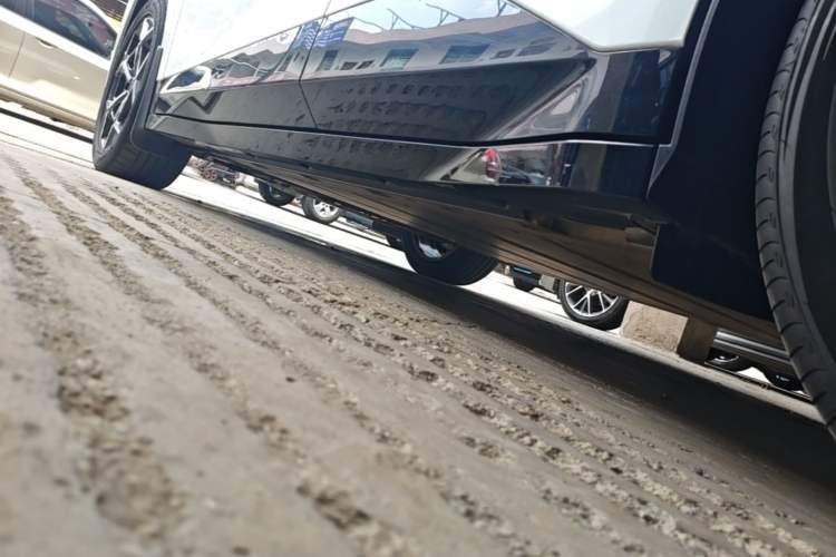 Used Lynk & Co Z20 2025 530 km Range Rear-Wheel Drive Pro Left Side Sill