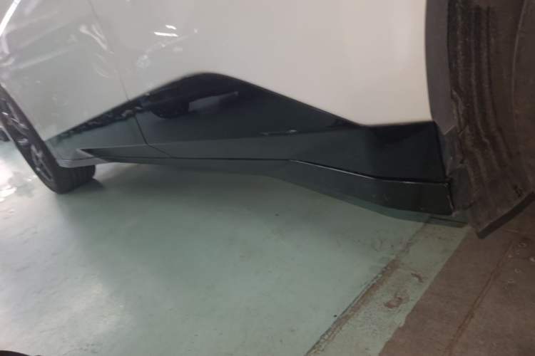 Used Lynk & Co Z20 2025 530 km Range Rear-Wheel Drive Pro Left Side Sill
