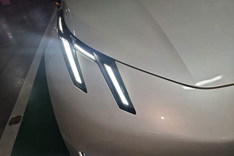 Used Lynk & Co Z20 2025 530 km Range Rear-Wheel Drive Max Right Front Headlight