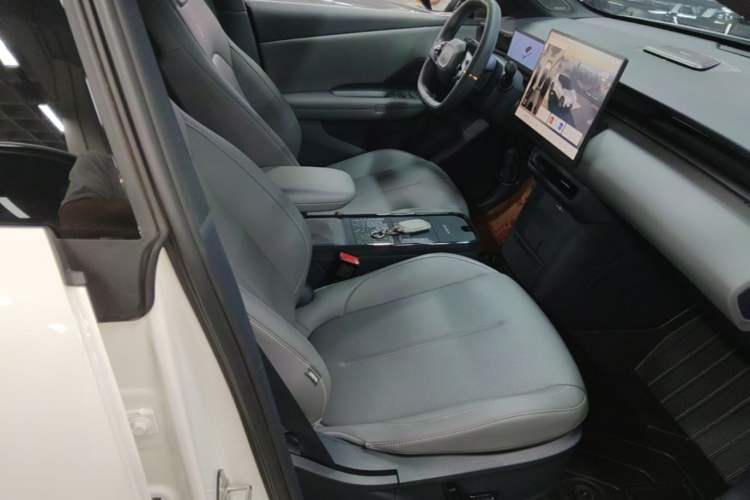 Used Lynk & Co Z20 2025 530 km Range Rear-Wheel Drive Pro Right Front Seat