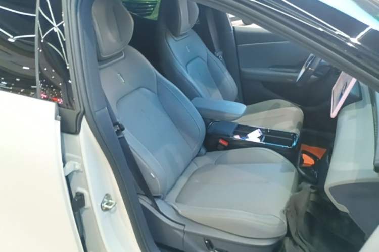 Used Lynk & Co Z20 2025 530 km Range Rear-Wheel Drive Pro Right Front Seat