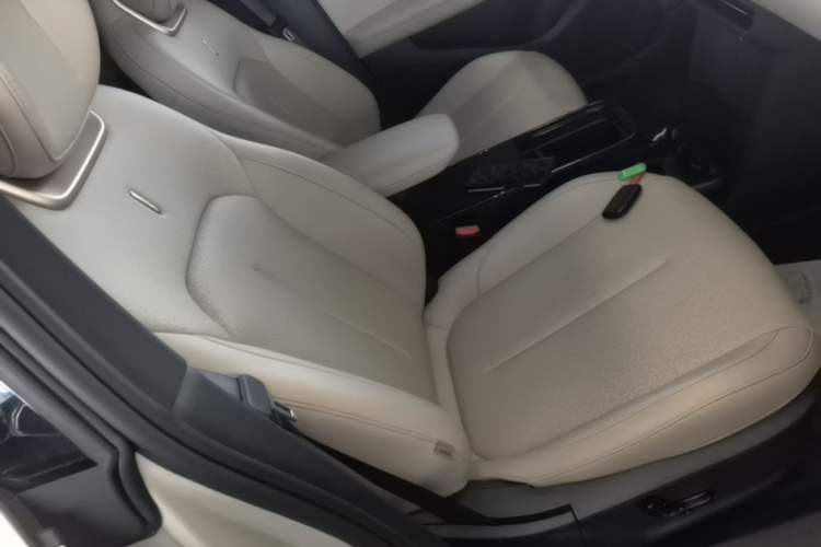 Used Lynk & Co Z20 2025 530 km Range Rear-Wheel Drive Pro Right Front Seat