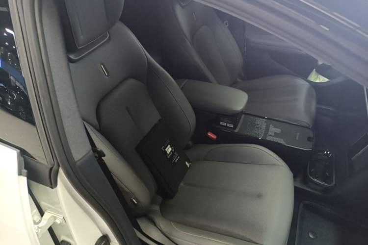 Used Lynk & Co Z20 2025 530 km Range Rear-Wheel Drive Pro Right Front Seat
