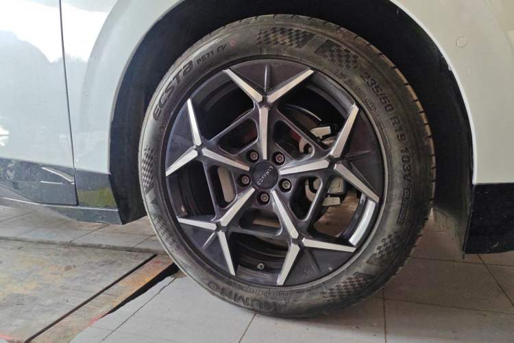 Used Lynk & Co Z20 2025 530 km Range Rear-Wheel Drive Pro Right Front Wheel Hub