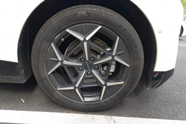 Used Lynk & Co Z20 2025 530 km Range Rear-Wheel Drive Pro Right Front Wheel Hub