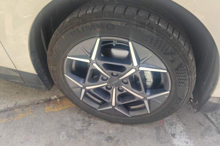 Used Lynk & Co Z20 2025 530 km Range Rear-Wheel Drive Pro Right Front Wheel Hub