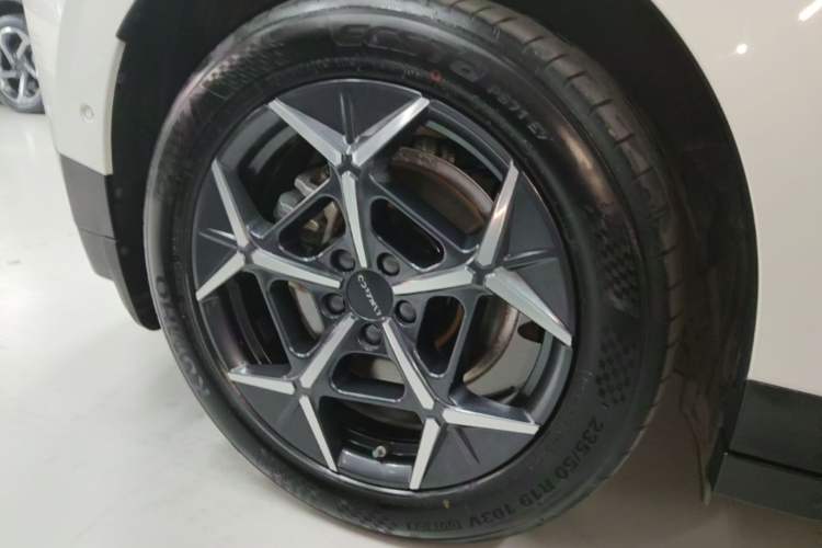 Used Lynk & Co Z20 2025 530 km Range Rear-Wheel Drive Pro Right Rear Wheel Hub