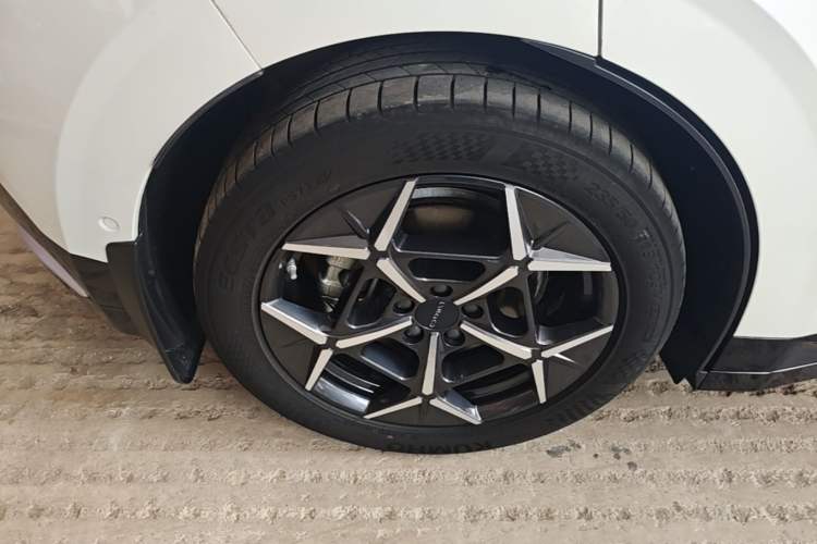 Used Lynk & Co Z20 2025 530 km Range Rear-Wheel Drive Pro Right Rear Wheel Hub
