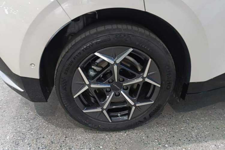 Used Lynk & Co Z20 2025 530 km Range Rear-Wheel Drive Pro Right Rear Wheel Hub
