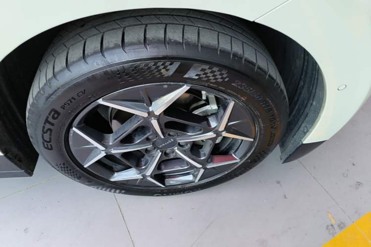 Used Lynk & Co Z20 2025 530 km Range Rear-Wheel Drive Pro Right Rear Wheel Hub