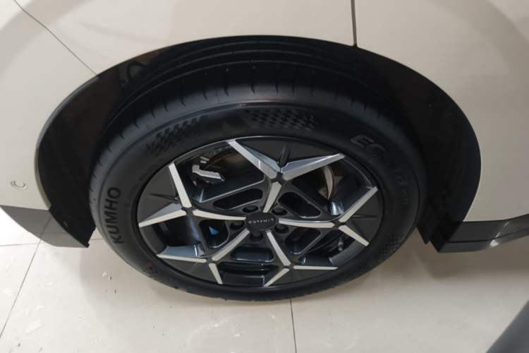Used Lynk & Co Z20 2025 530 km Range Rear-Wheel Drive Pro Right Rear Wheel Hub