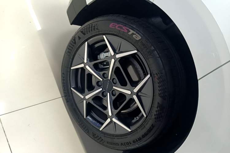 Used Lynk & Co Z20 2025 530 km Range Rear-Wheel Drive Pro Right Rear Wheel Hub