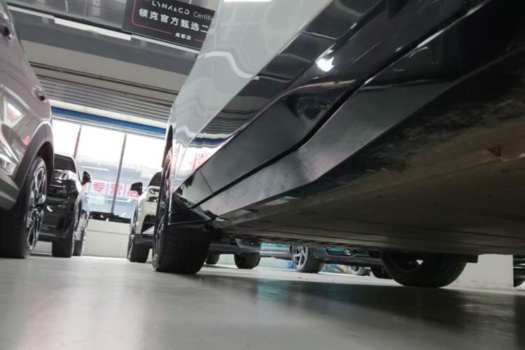 Used Lynk & Co Z20 2025 530 km Range Rear-Wheel Drive Pro Right Side Sill