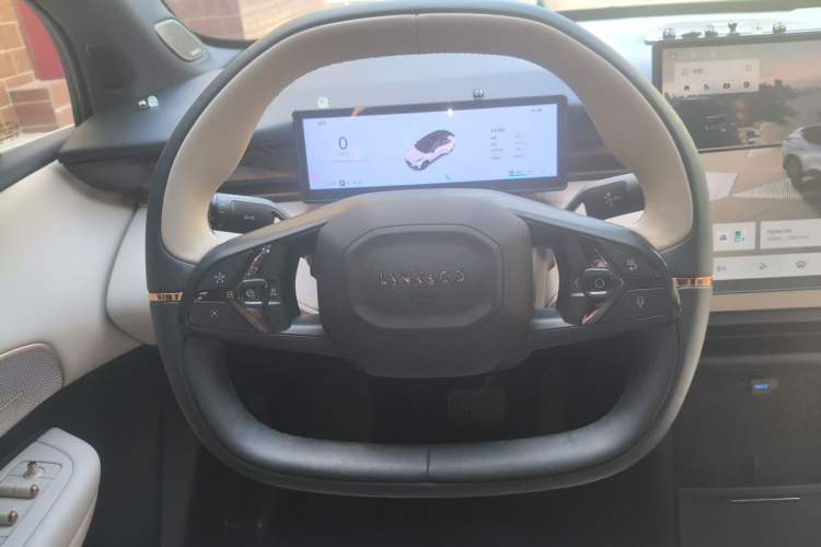 Used Lynk & Co Z20 2025 530 km Range Rear-Wheel Drive Pro Steering Wheel