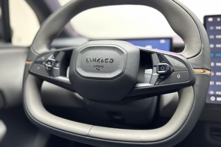 Used Lynk & Co Z20 2025 530 km Range Rear-Wheel Drive Pro Steering Wheel