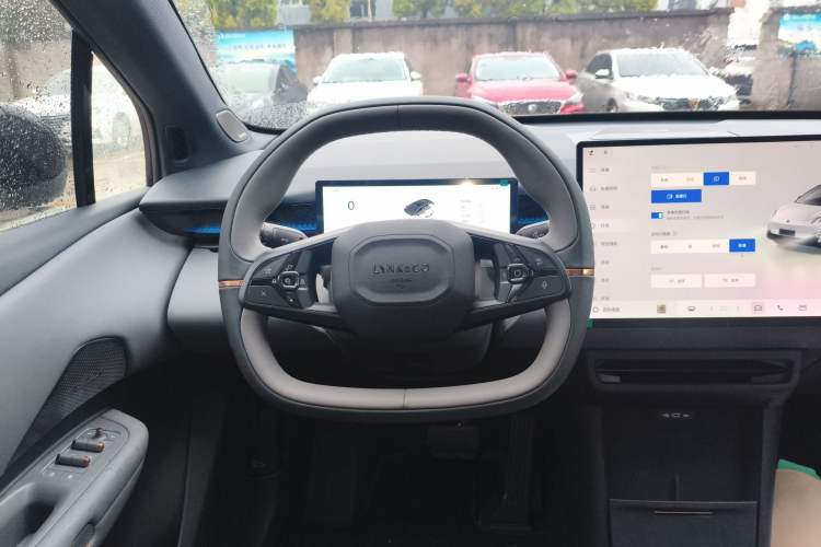 Used Lynk & Co Z20 2025 530 km Range Rear-Wheel Drive Pro Steering Wheel