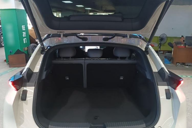 Used Lynk & Co Z20 2025 530 km Range Rear-Wheel Drive Pro Trunk