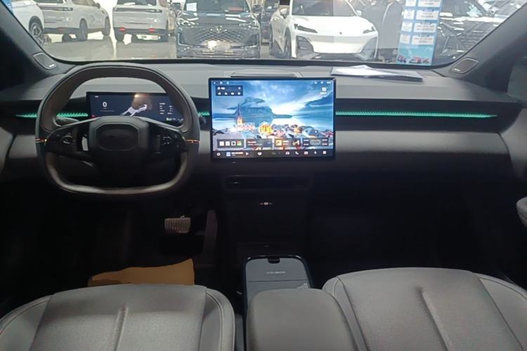 Used Lynk & Co Z20 2025 530 km Range Rear-Wheel Drive Pro Center Console