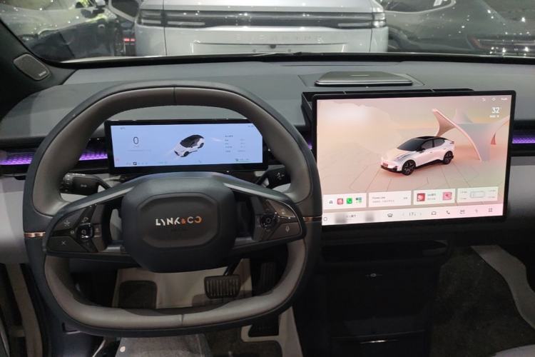 Used Lynk & Co Z20 2025 530 km Range Rear-Wheel Drive Pro Center Console