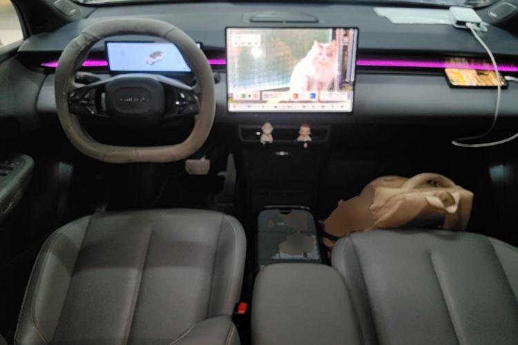 Used Lynk & Co Z20 2025 530 km Range Rear-Wheel Drive Pro Center Console