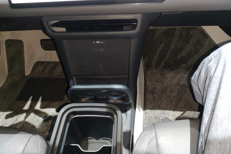 Used Lynk & Co Z20 2025 530 km Range Rear-Wheel Drive Pro Gear Lever