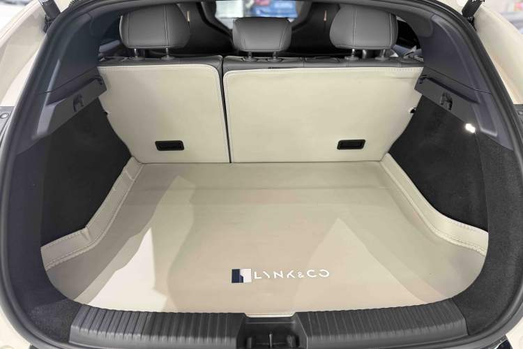 Used Lynk & Co Z20 2025 530 km Range Rear-Wheel Drive Pro Interior 12