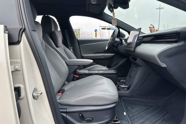 Used Lynk & Co Z20 2025 530 km Range Rear-Wheel Drive Pro Interior 5