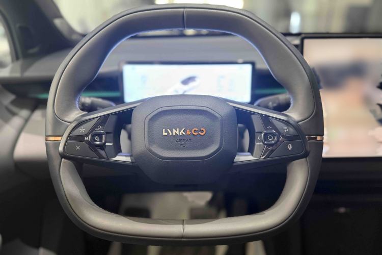 Used Lynk & Co Z20 2025 530 km Range Rear-Wheel Drive Pro Interior 7