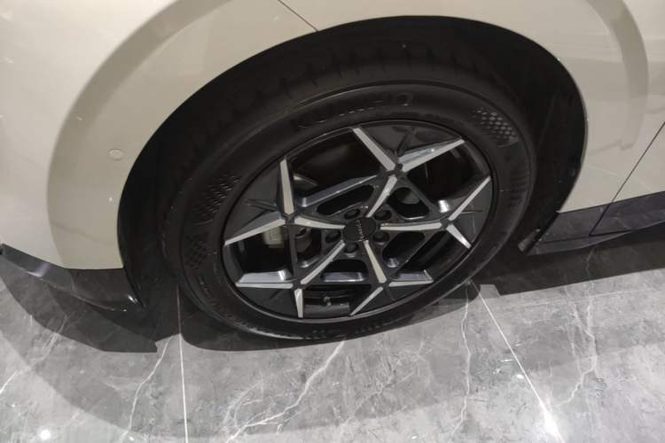 Used Lynk & Co Z20 2025 530 km Range Rear-Wheel Drive Pro Left Front Wheel Hub