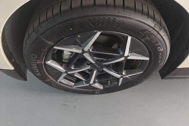 Used Lynk & Co Z20 2025 530 km Range Rear-Wheel Drive Pro Left Front Wheel Hub