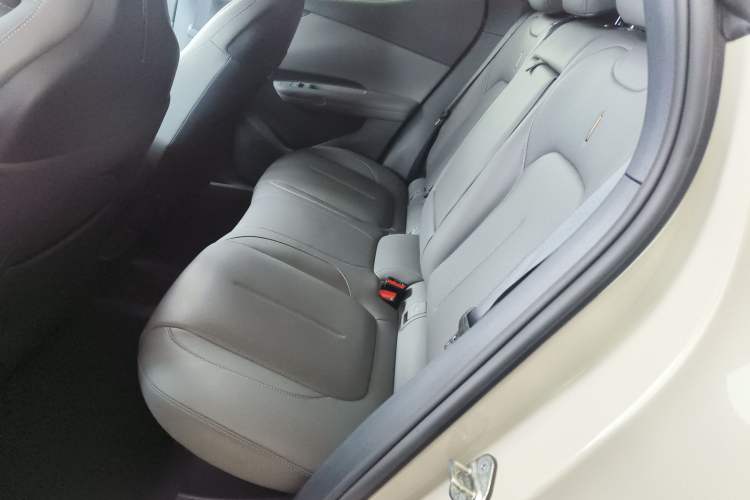 Used Lynk & Co Z20 2025 530 km Range Rear-Wheel Drive Max Left Rear Seat