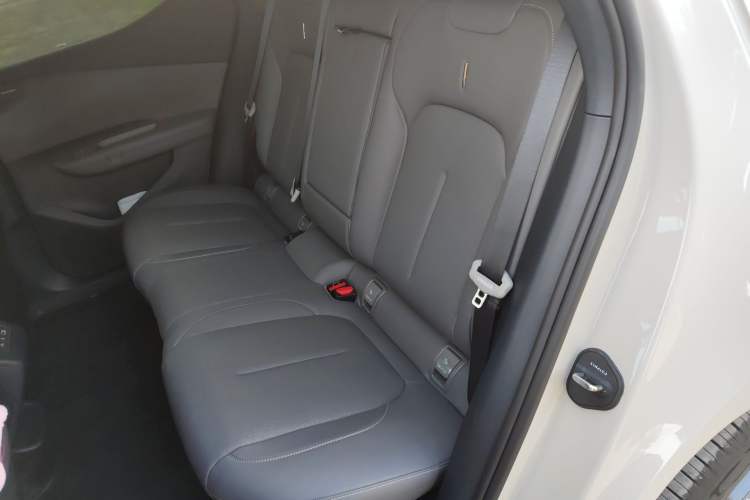 Used Lynk & Co Z20 2025 530 km Range Rear-Wheel Drive Max Left Rear Seat