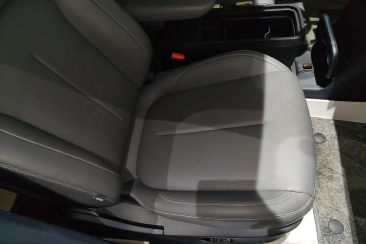 Used Lynk & Co Z20 2025 530 km Range Rear-Wheel Drive Pro Right Front Seat