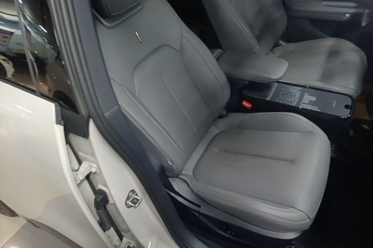 Used Lynk & Co Z20 2025 530 km Range Rear-Wheel Drive Pro Right Front Seat