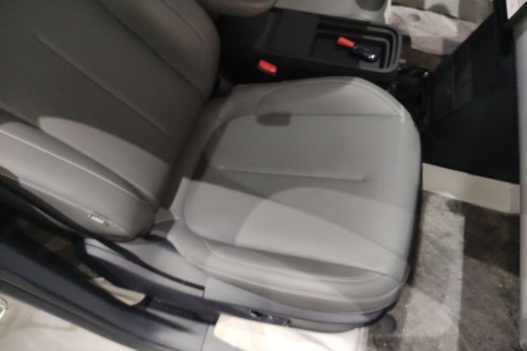 Used Lynk & Co Z20 2025 530 km Range Rear-Wheel Drive Pro Right Front Seat