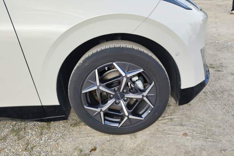 Used Lynk & Co Z20 2025 530 km Range Rear-Wheel Drive Max Right Front Wheel Hub