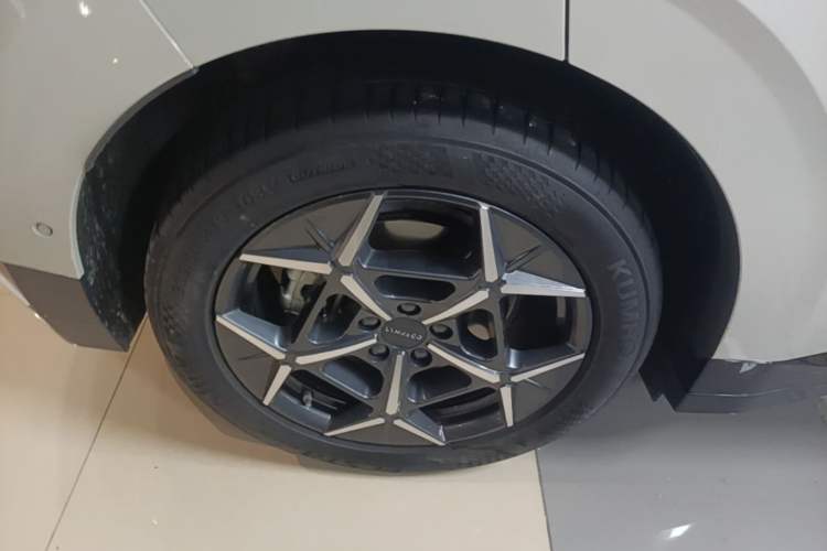 Used Lynk & Co Z20 2025 530 km Range Rear-Wheel Drive Pro Right Rear Wheel Hub