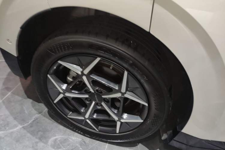 Used Lynk & Co Z20 2025 530 km Range Rear-Wheel Drive Pro Right Rear Wheel Hub