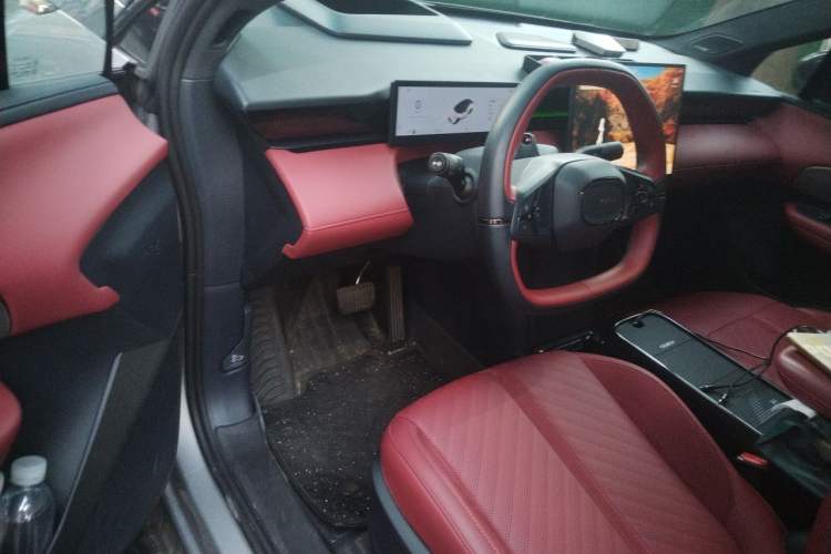 Used Lynk & Co Z20 2026 Model 530km Rear-Wheel Drive Max—Sunrise Red Edition Driver Seat