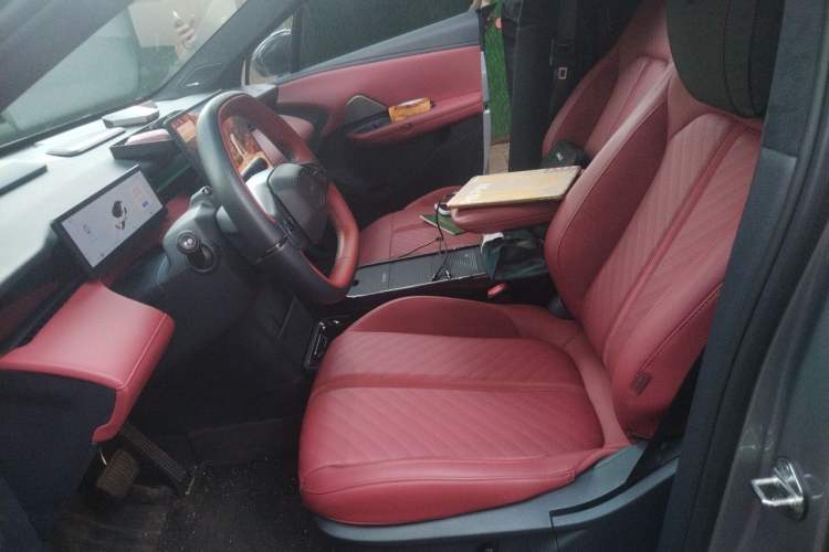 Used Lynk & Co Z20 2026 Model 530km Rear-Wheel Drive Max—Sunrise Red Edition Left Front Seat