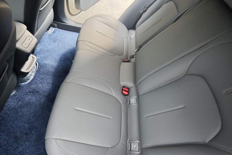 Used Lynk & Co Z20 2026 Model 430km Rear-Wheel Drive Pro Interior 8