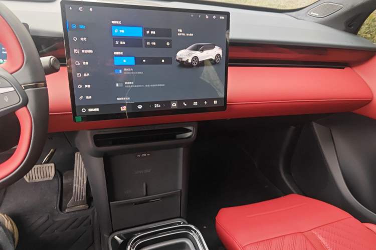 Used Lynk & Co Z20 2026 Model 530km Rear-Wheel Drive Max—Sunrise Red Edition Audio And AC Panel