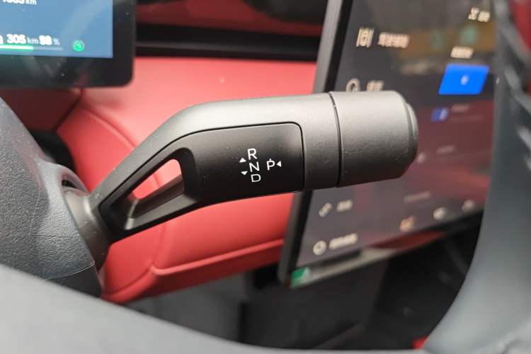 Used Lynk & Co Z20 2026 Model 530km Rear-Wheel Drive Max—Sunrise Red Edition Gear Lever