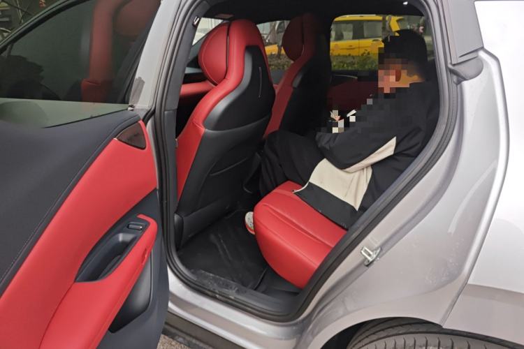 Used Lynk & Co Z20 2026 Model 530km Rear-Wheel Drive Max—Sunrise Red Edition Left Rear Seat