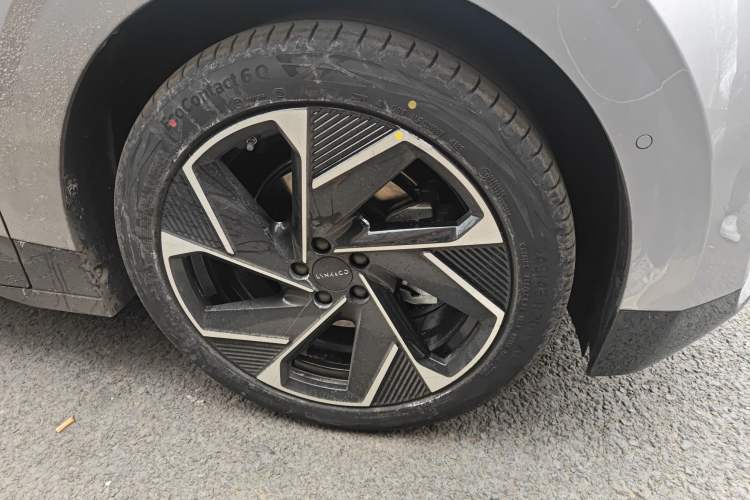 Used Lynk & Co Z20 2026 Model 530km Rear-Wheel Drive Max—Sunrise Red Edition Right Front Wheel Hub