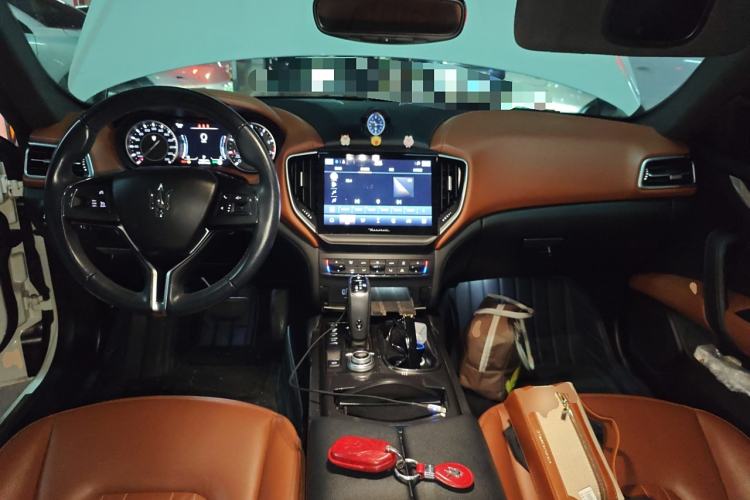 Used Maserati Ghibli 2021 2.0T Sharp Edition Center Console