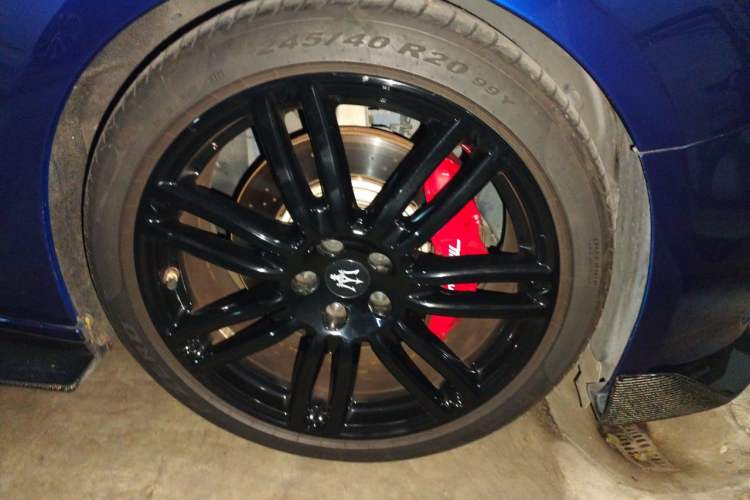 Used Maserati Ghibli  Right Front Wheel Hub