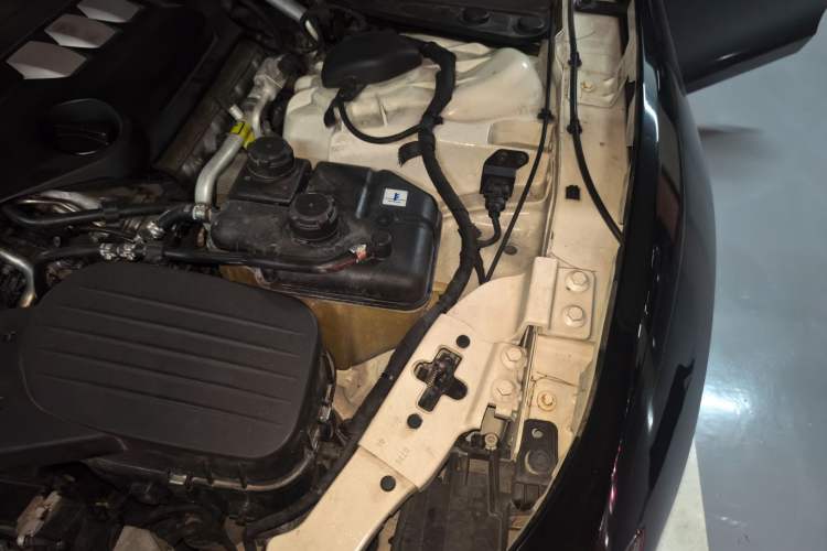 Used Maserati Ghibli 2014 3.0T Standard Edition Engine Bay Left